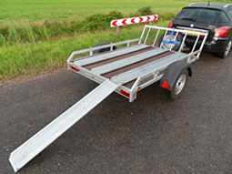 motortrailer met brede banden en oprijplaat