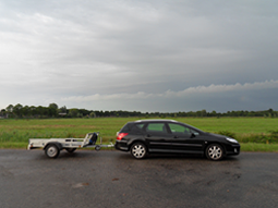 grote motoraanhanger voor twee motoren stabiel achter auto